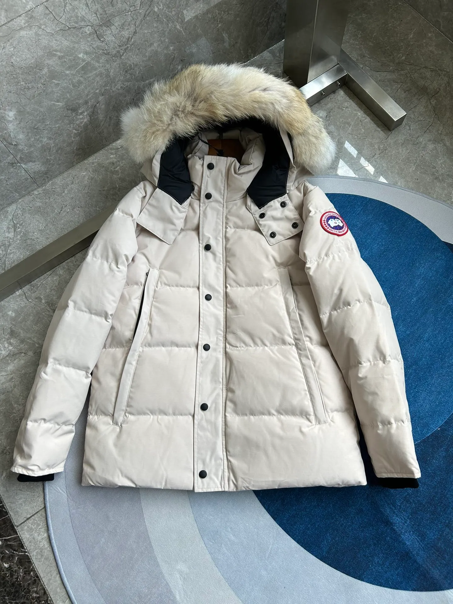 The P880 Wyndham Parker is available in 29 models for both men and women. Both the fur collar and the fur collar are detachable. My personal favorite is simple and elegant. It is clean and neat. It has been chosen by Arctic and Antarctic scientific expedition teams as winter wear. It is the Rolls-Royce of the world. ➖ Industry-leading anti-counterfeiting chip sensing. ➖ Imported Behringer embroidery machines and customized embroidery labels, the highest level and industry leading. ➖ Imported Korean 21-count polyester-cotton blended original fabric, TC85 waterproof coated fabric, water-repellent, windproof and wear-resistant. ➖ The new national standard 80 white duck down is filled with an average of 520 grams of down. The amount of down filled is industry-leading. ➖ 100% nylon lon lining with double double-layer sealing design to prevent velvet running, seamless thread design on cuffs! ➖ Western Canadian Green Wolf Collar. ➖ Yoshida YKK provides original factory-customized electroplated sliders. YKK two-way lockable zippers are tight and smooth and do not peel off paint. ➖ 3M composite Velcro is durable and the accessories and hardware are all custom-made. Note: Our copywriting is only simple and clear. Instead of bragging about the copywriting, it is better to compare and understand with samples. Only for the purest, most focused, most professional, highest quality, and highest sex! Color: off-white with red label. Size: Xs S M L XL XXL.